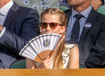 Принцеса Шарлот открадна шоуто, докато гледа Уимбълдън с майка си