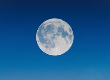 Рядката Синя суперлуна ни провокира да забравим миналото и драмите