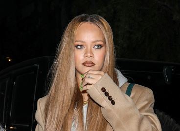 Риана заложи на меденоруса коса