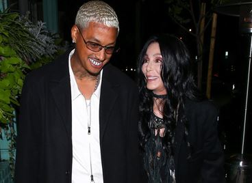 Шер се чувства като &quot;тийнейджърка&quot; с новото си гадже