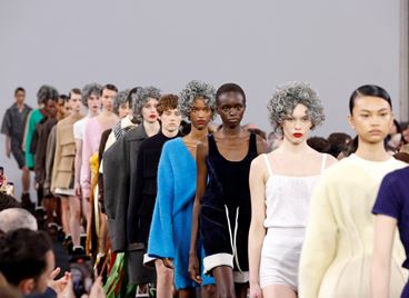 JW Anderson залага на смелите форми и меките плетива