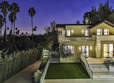 Риана продава поредното имение в Холивуд