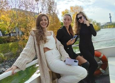 Три жени, един телефон