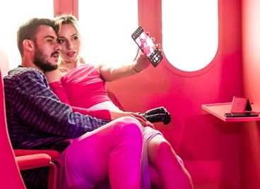 Най-горещият аксесоар за годината е оцветен във Viva Magenta, а Антоанет Пепе го носи повече от добре