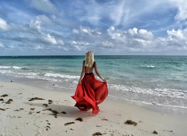 Класически или модерни дамски рокли – ръководство за стилна визия