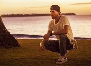 Енрике Иглесиас посреща лятото с горещ нов хит