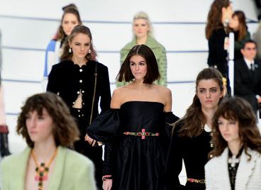 Храна, маски и билети за метро, това са най-интересните покани за модни ревюта