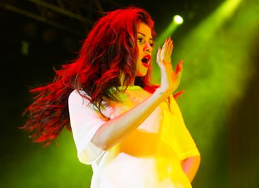 Селена Гомес представя първото си испаноезично EP