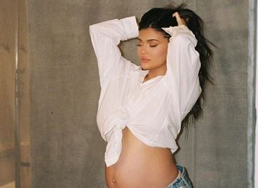 Ъм, да не би Кайли Дженър да е родила тайно... отново?