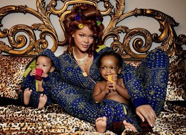 Риана в очарователна фотосесия със синовете си