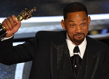 Уил Смит удари Крис Рок, спечели &quot;Оскар&quot; и се разплака