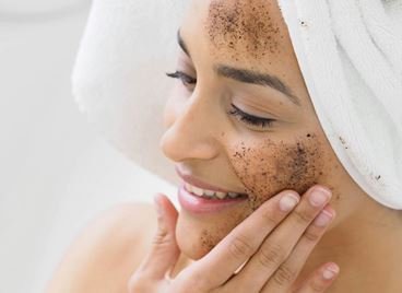 Черните точки: какво всъщност пречи на кожата ти да се изчисти?