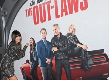 Нина Добрев дебютира с нова визия на премиерата на новия й филм