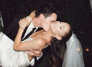 Ариана Гранде показа първите снимки от сватбата