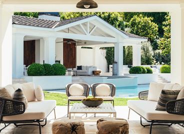 Гостуваме в новото имение на Мадона