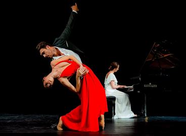 &quot;Там, където не сме&quot; обединява три изкуства на сцената