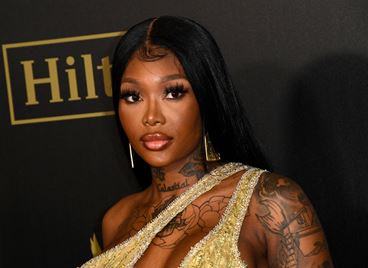 Summer Walker се разделя с приятеля си, въпреки че е бременна от него