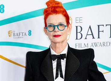 Санди Пауъл умее да разказва истории и го прави с костюмите, които създава