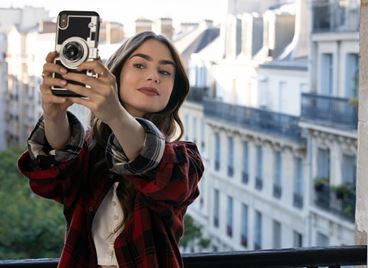 Лили Колинс има какво да каже на всички, които не харесват Emily in Paris