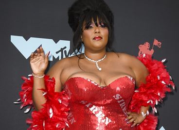 Lizzo продължава да се снима гола, но го прави с цел