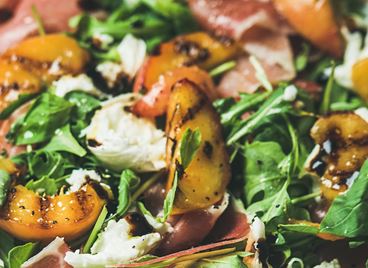 Салата с праскови, прошуто и синьо сирене