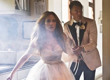 Дженифър Лопес ни кани зад кулисите на &quot;Shotgun Wedding&quot;