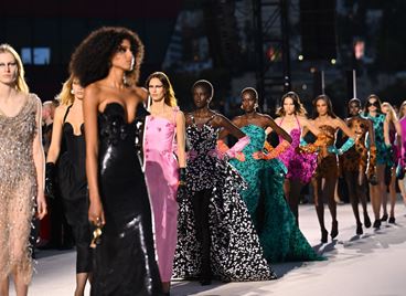 Versace се насочи към абсолютната класика