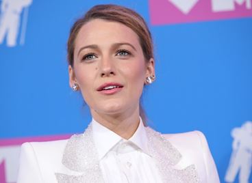 Блейк Лайвли не е могла да облече дрехите си след третото раждане