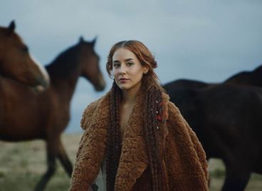 MONA представя новото си Аз с песента &quot;Жива&quot;