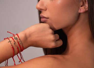 Символиката на стила: Защо жените избират бижута с послание?