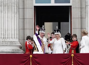 Вижте коледните картички на кралското семейство