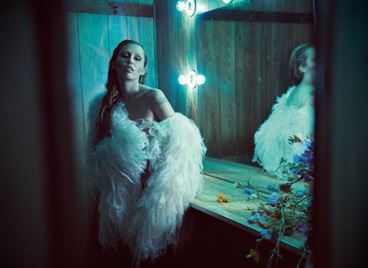 Майли Сайръс лекува с музика в новия си албум &quot;Something Beautiful&quot;