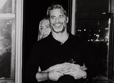 Дженифър Анистън представи нови продукти с участието на Джим Къртис