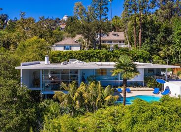 Трябва да видите стоманеното имение на Брад Пит