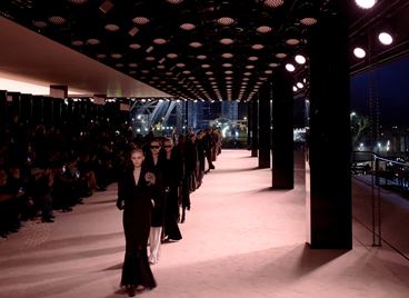Saint Laurent знае, че сдържаността може да е секси