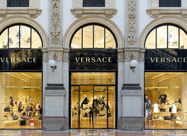 Versace официално стана част от Prada Group