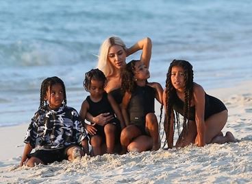 Ким Кардашиян за ролята на самотна майка: &quot;Често плача нощем&quot;