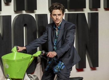 Глобиха Тимъти Шаламе заради колело на червения килим