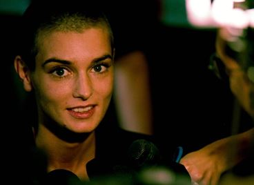 Ирландия се прости с Шиниъд О&#39;Конър с цветя и песни