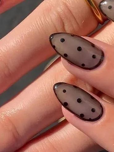 Маникюр "Sheer Stockings": новият зимен тренд, който покори модния свят