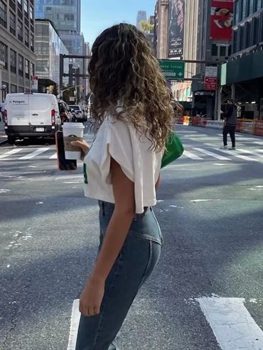 9 модерни визии със skinny дънки, които придават нов живот на любимия ни деним