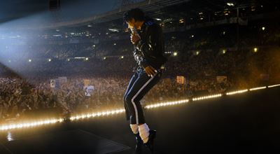 Кралят на попа оживява на големия екран през април