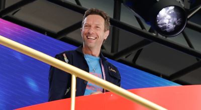 Крис Мартин хвана двойка в изневяра по време на концерт на Coldplay