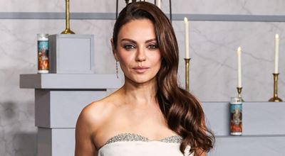 Мила Кунис разкри тайната си за бърз грим във видео за Vogue