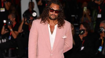 Джейсън Момоа с розов костюм и сандали Birkenstock на фестивала във Венеция