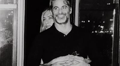 Дженифър Анистън представи нови продукти с участието на Джим Къртис