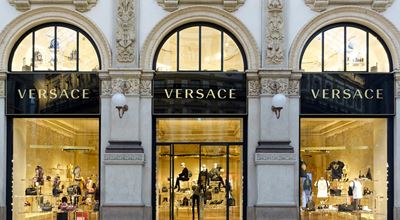 Versace официално стана част от Prada Group