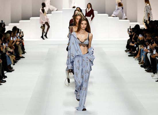 Dolce &amp; Gabbana SS 2026: Когато пижамата срещне подиума