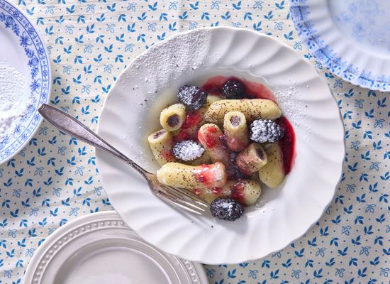 Картофени кнедли с мак и къпинов сос