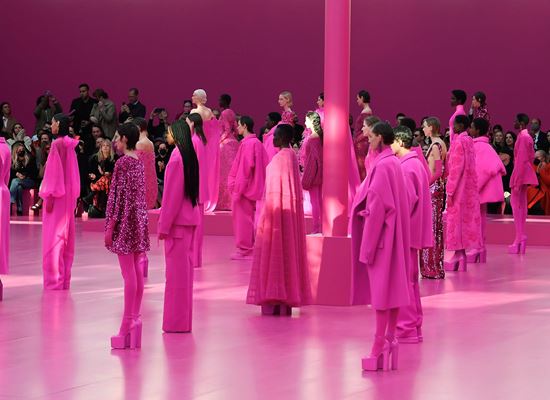 Valentino бяга от реалността, за да оцвети есента в яркорозово